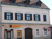 Trg Stjepana Radića 16a Kuća je građena potkraj 19. stoljeća na kojoj su vidljivi stilski oblici arhitekture historicizma i neoklasicizma  Kuća je građena potkraj 19. stoljeća na kojoj su vidljivi stilski oblici arhitekture historicizma i neoklasicizma. Na pročelju se primjećuju neoklasični elementi. U ovoj je kući 1914. godine rođen farmakolog Vladimir Kušević.